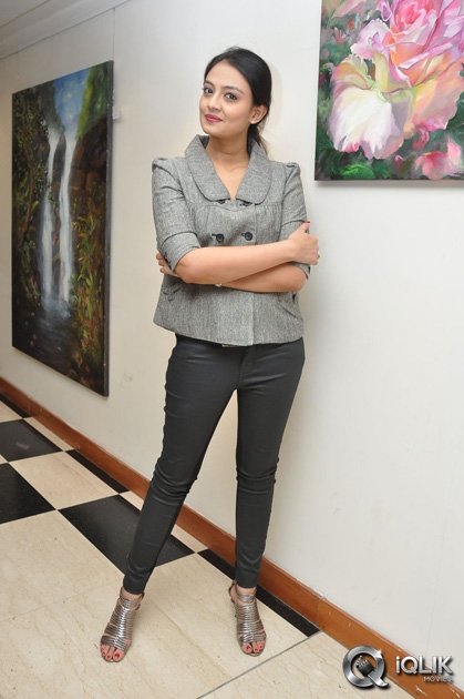 Nikitha-Narayan-at-Solo-Art-Show-to-Support-Pratyusha-Foundation